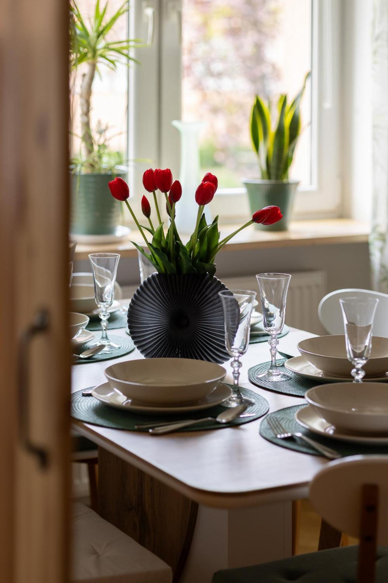 Spacious Apartment For 6 People Near The Old Town By Noclegi Renters Warschau Exterior foto