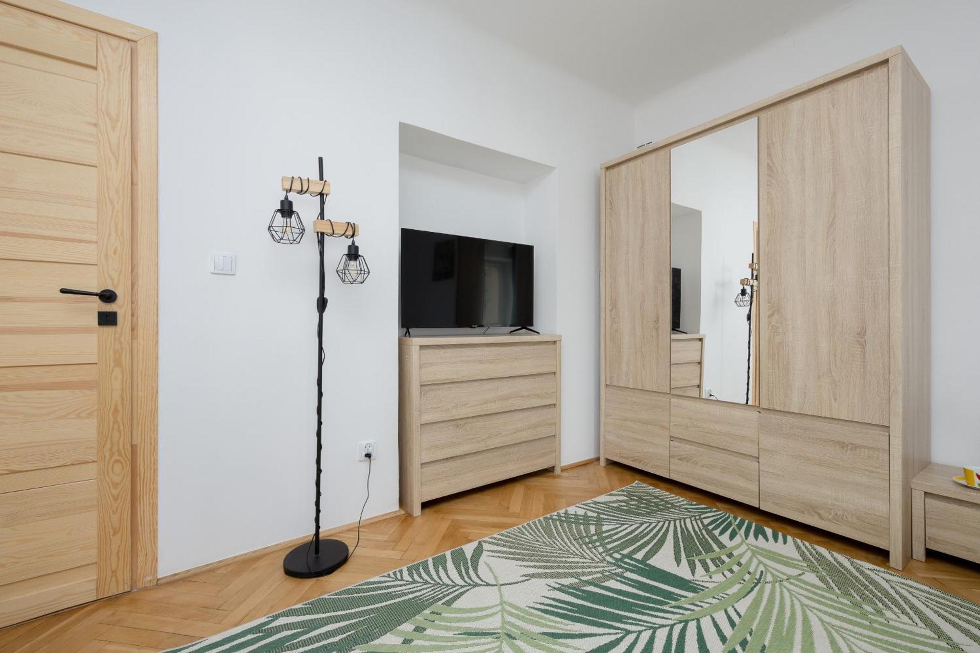 Spacious Apartment For 6 People Near The Old Town By Noclegi Renters Warschau Exterior foto